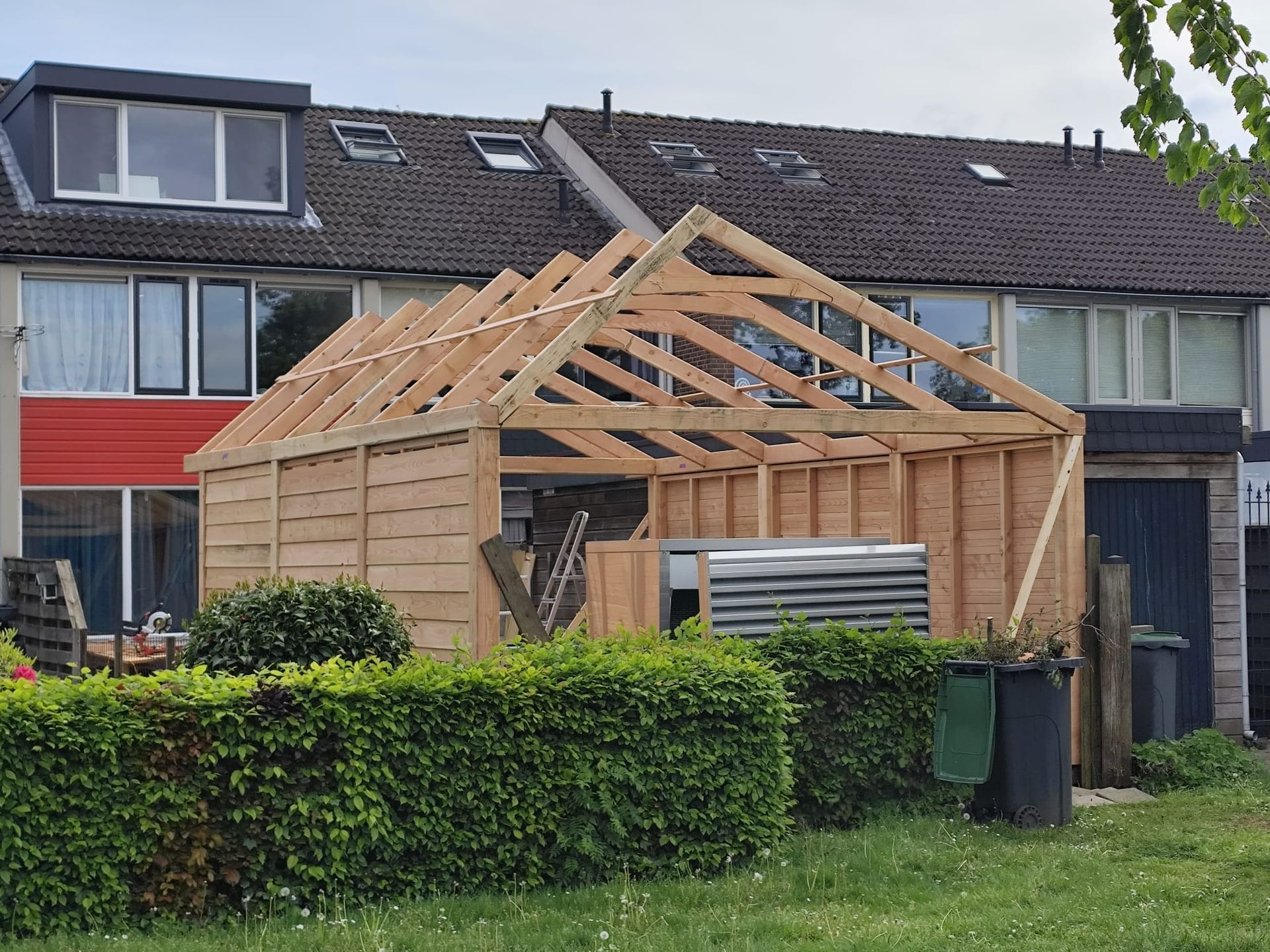 tuinhuis met semi transparante zonnepanelen 